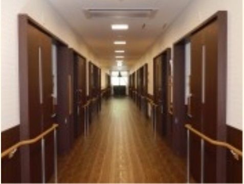 楽に移動していただけるよう廊下には手すりを設け、床には障害物を置いていない。天井には等間隔に照明が付いているので、常に足元が明るい。