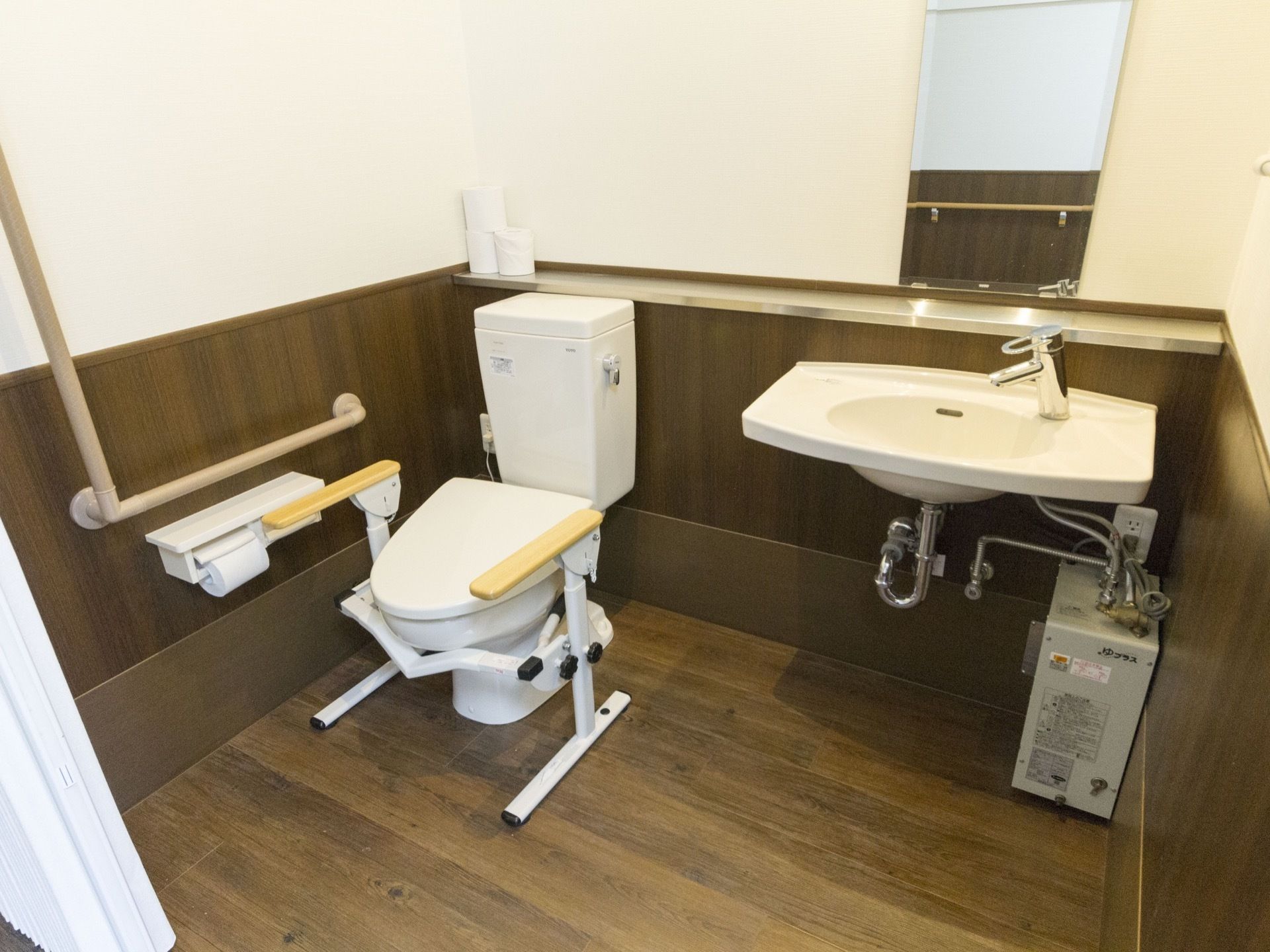 明るいトイレにはワンレバータイプの水栓が洗面台に付いており、適温の水を速やかに出すことが可能である。