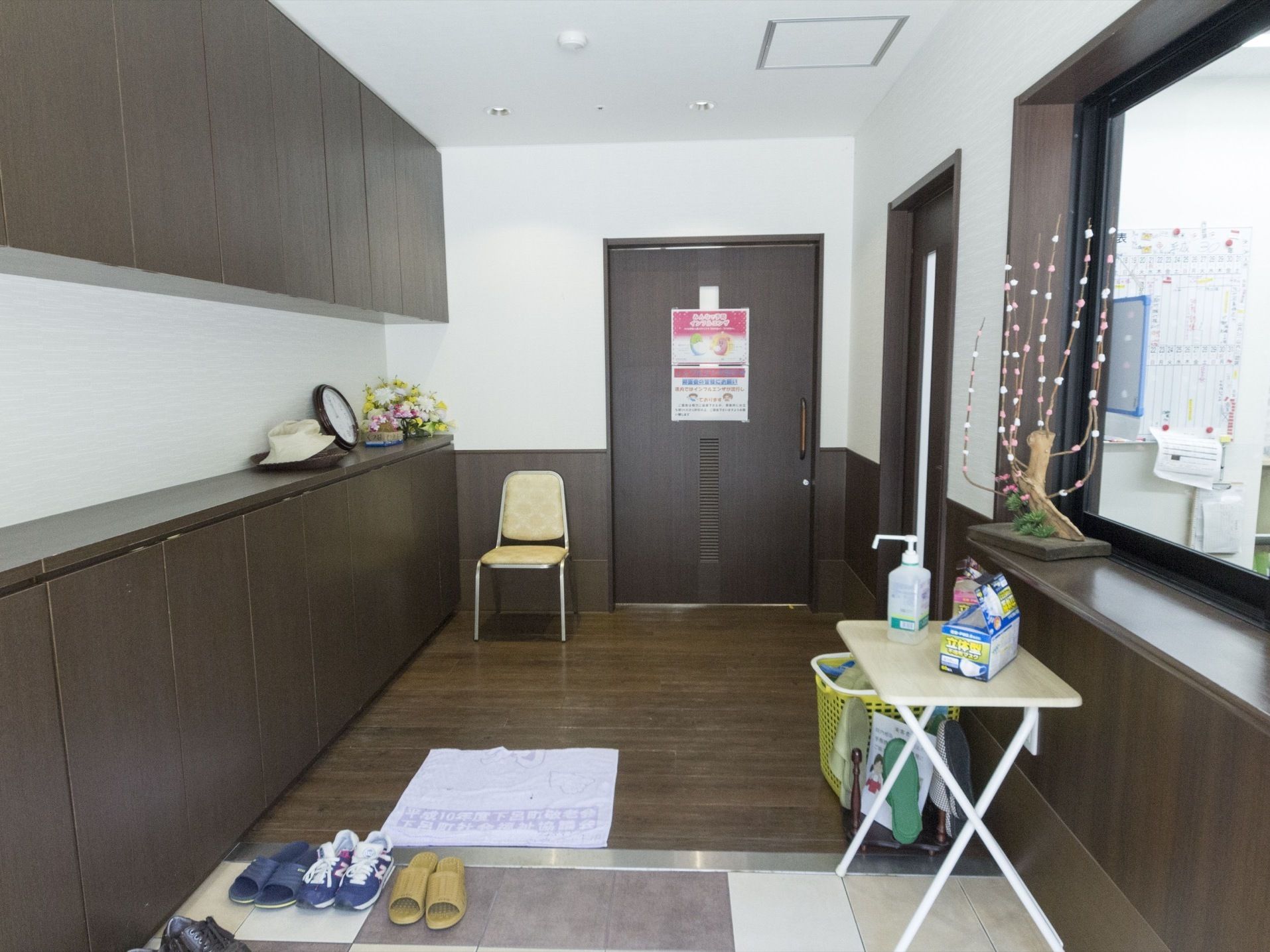 出入口の右側には受付が併設されており、来訪者様はカウンターにある書類に記入後施設内に入室することができる。