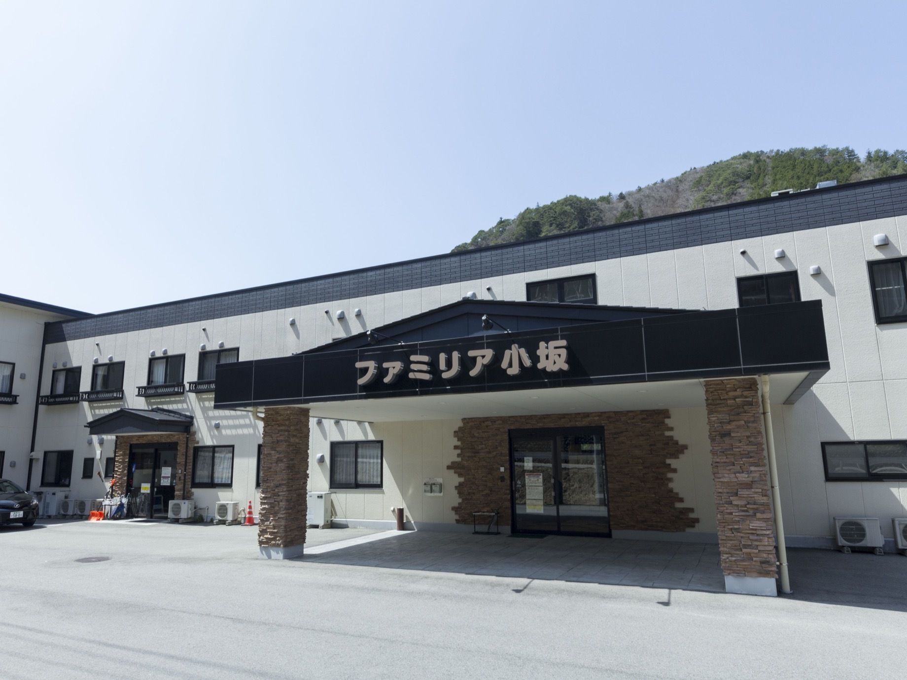 施設の建物には車寄せが設置されており、車両は出入口前まで乗り入れることができる。入居者様は速やかに入室可能である。