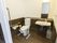 ブラインドで仕切ることができるトイレである。洗面台には縦長の鏡が設置されており、姿見としても使用可能である。