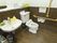 居室には壁のないオープンのトイレがあり、入居者様がご使用時には目隠しとしてブラインドを使用することができる。
