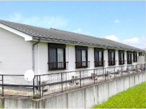 白い壁の平屋建ての建物である。南側に居室の窓が並び、周囲に高い建物がないため、居室の日当たりが良く景色が良く見える。