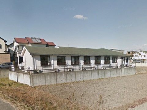 緑色の屋根の平屋建ての建物である。周囲は畑に囲まれ、閑静な住宅街の中にある。敷地はフェンスに囲まれ、日当たりが良い。