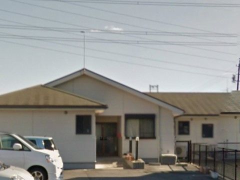 三角屋根の平屋建ての建物である。駐車場が完備されており、敷地内に段差はない。周囲には高い建物はなく、静かな環境である。