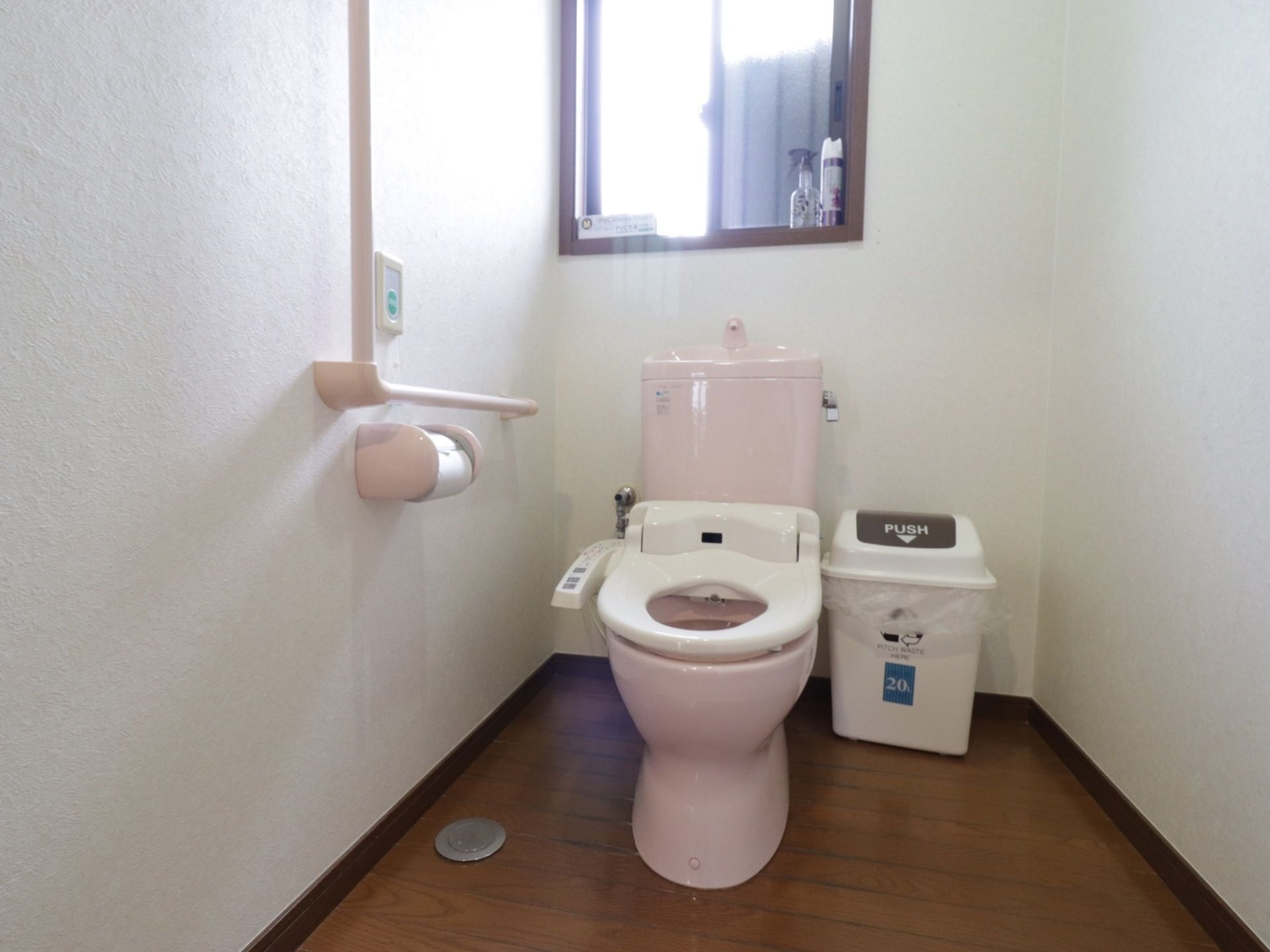 トイレには温水洗浄便座が設置されている。手すりを設置しており、安全に利用することができる。窓があり、明るいスペースである。