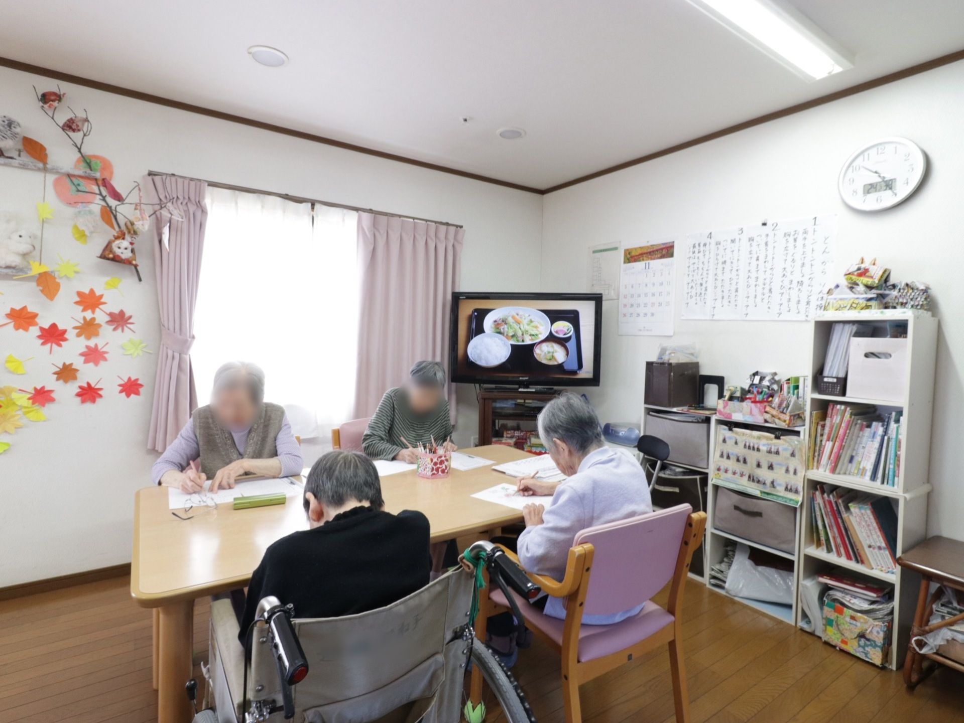 窓がある明るいスペースでさまざまな活動をしたり、ゆっくりくつろぐことができる。本棚があり、たくさんの本が用意され楽しむことができる。