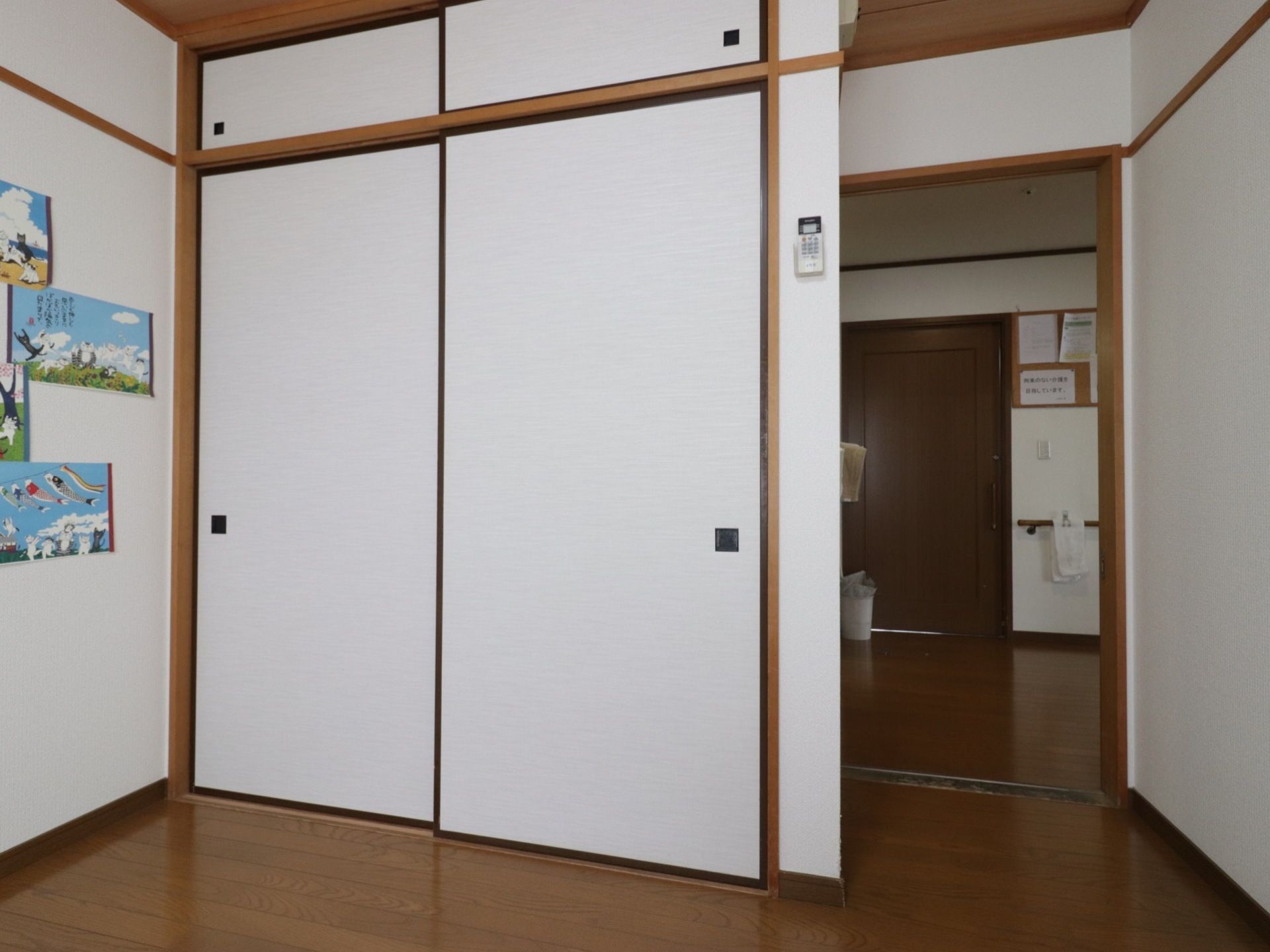 広い扉で引き戸になっている押し入れが設置されている。高さが天井まであるのでたくさん収納することができる。