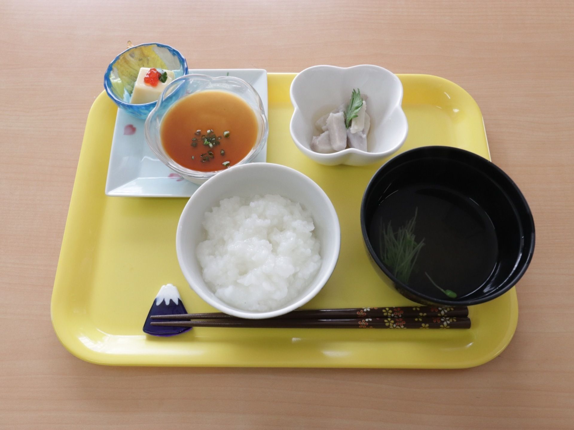 食事は、一人ひとりに対応した調理をしている。硬いものが苦手な入居者様も楽しめる、栄養バランスが考えられた食事を提供している。