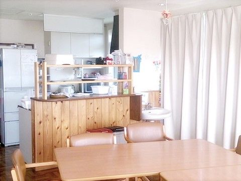 手作りの木枠がカウンター代わりになっているキッチン