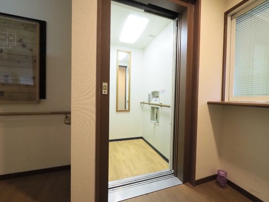 エレベーターの中