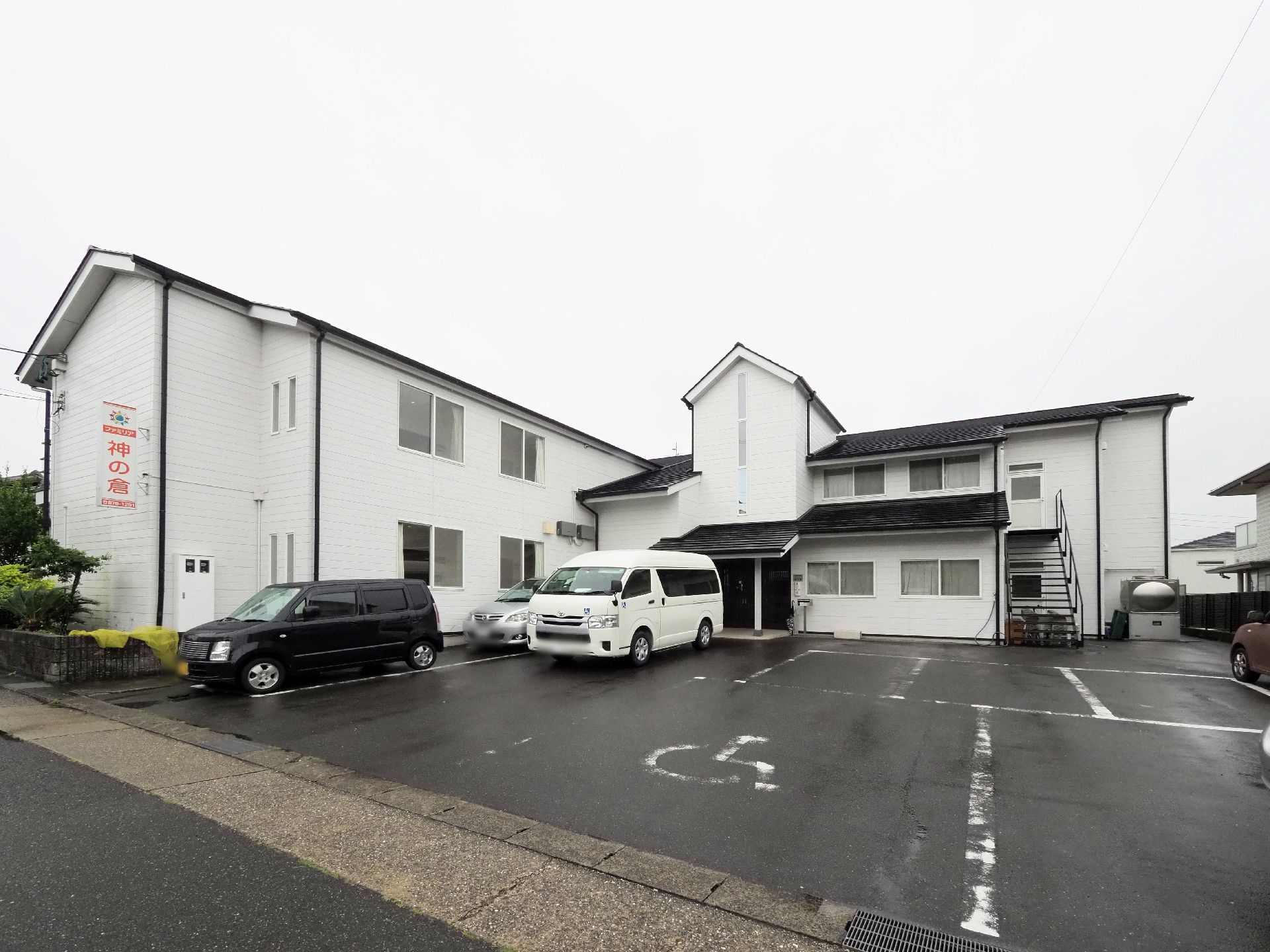広々とした駐車場には、車椅子用駐車スペースもあり、車をご利用の方やご家族や来訪者も安心して利用出来る。