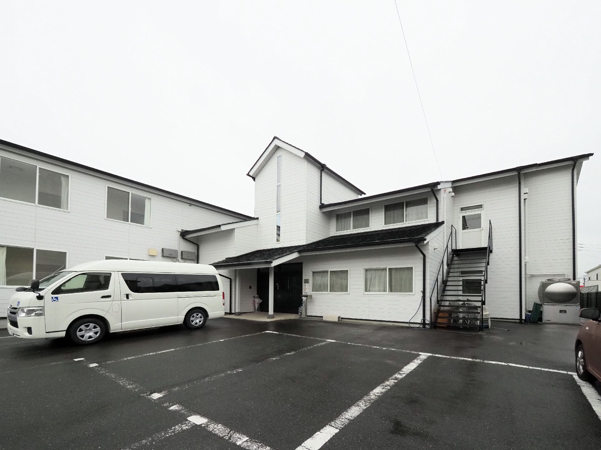駐車場からエントランスまでの道は平坦ですぐの距離なので、車椅子の方や介護者の方にも便利に利用出来る。