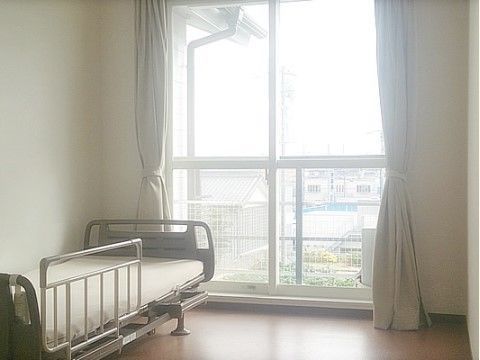 大きな窓からの日が差し込み、内部まで明るい一人用の居室