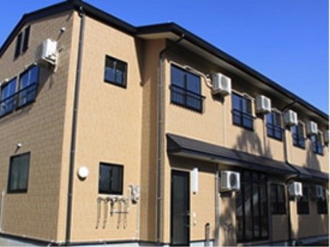 各居室の窓の横にエアコンの室外機が整然と取り付けられている施設外観