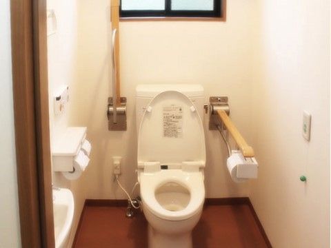 トイレは壁のパネルで操作する温水洗浄便座を用意している。便座の両側に折り畳み式の手すりを設置している。