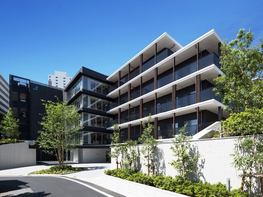 洗練されたデザインが目を引く、５階建ての施設の全景外観