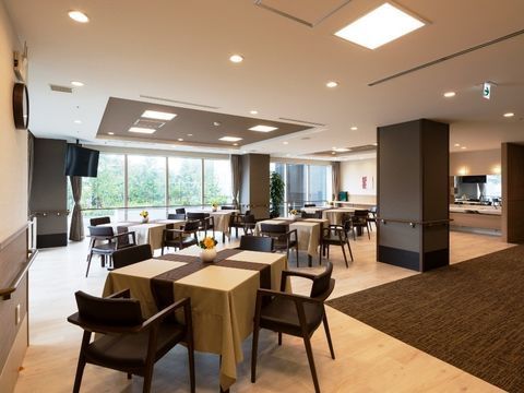 落ち着いた色調で統一された内装で、広いスペースのある食堂