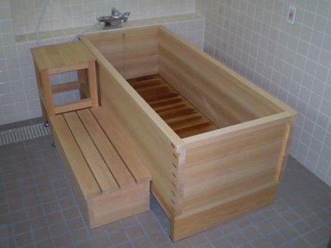 「ビータスホーム」の浴室。ひのき風呂でくつろげる。