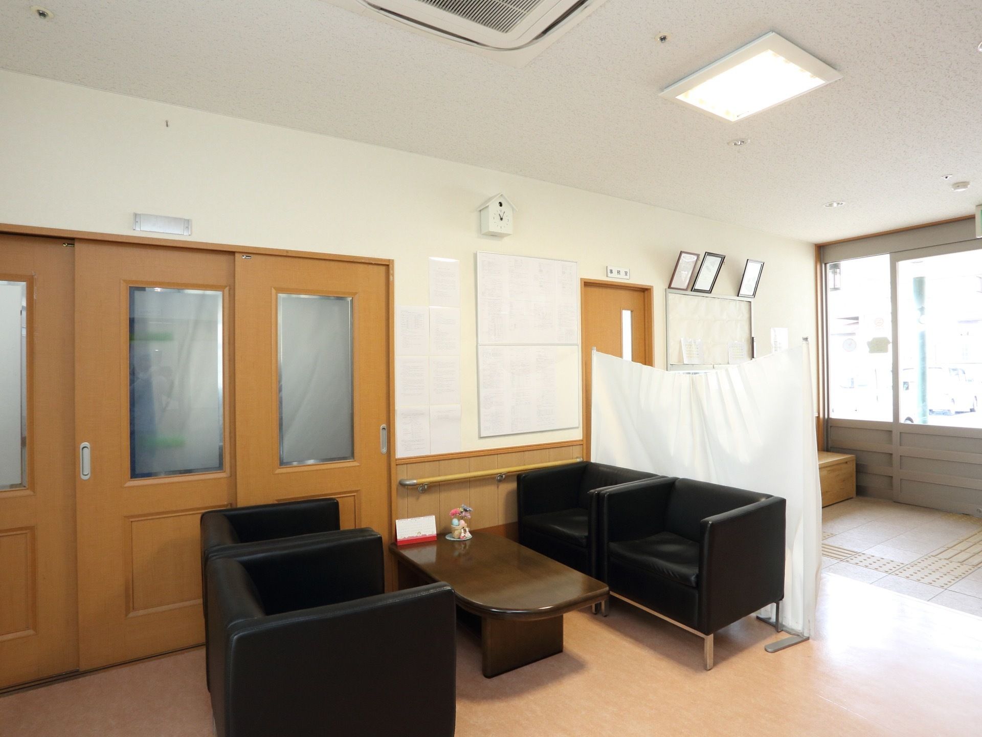 玄関の目の前には、ゆっくりと話せるスペースがある。入口から見えないように白いカーテンで仕切られている。