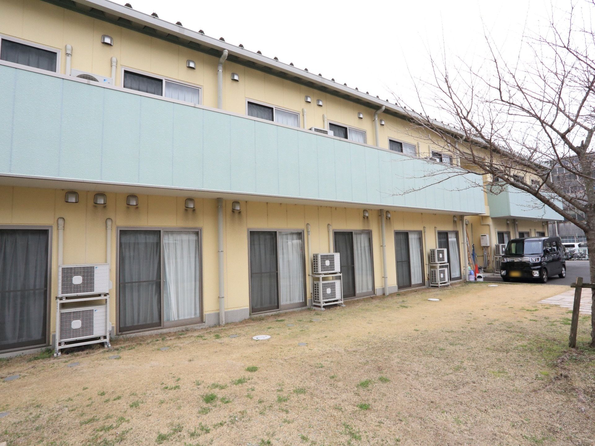 各個室には大きな窓があり、そこからは中庭が見渡せる。薄い黄色と緑色が特徴の、優しい色味の建物である。