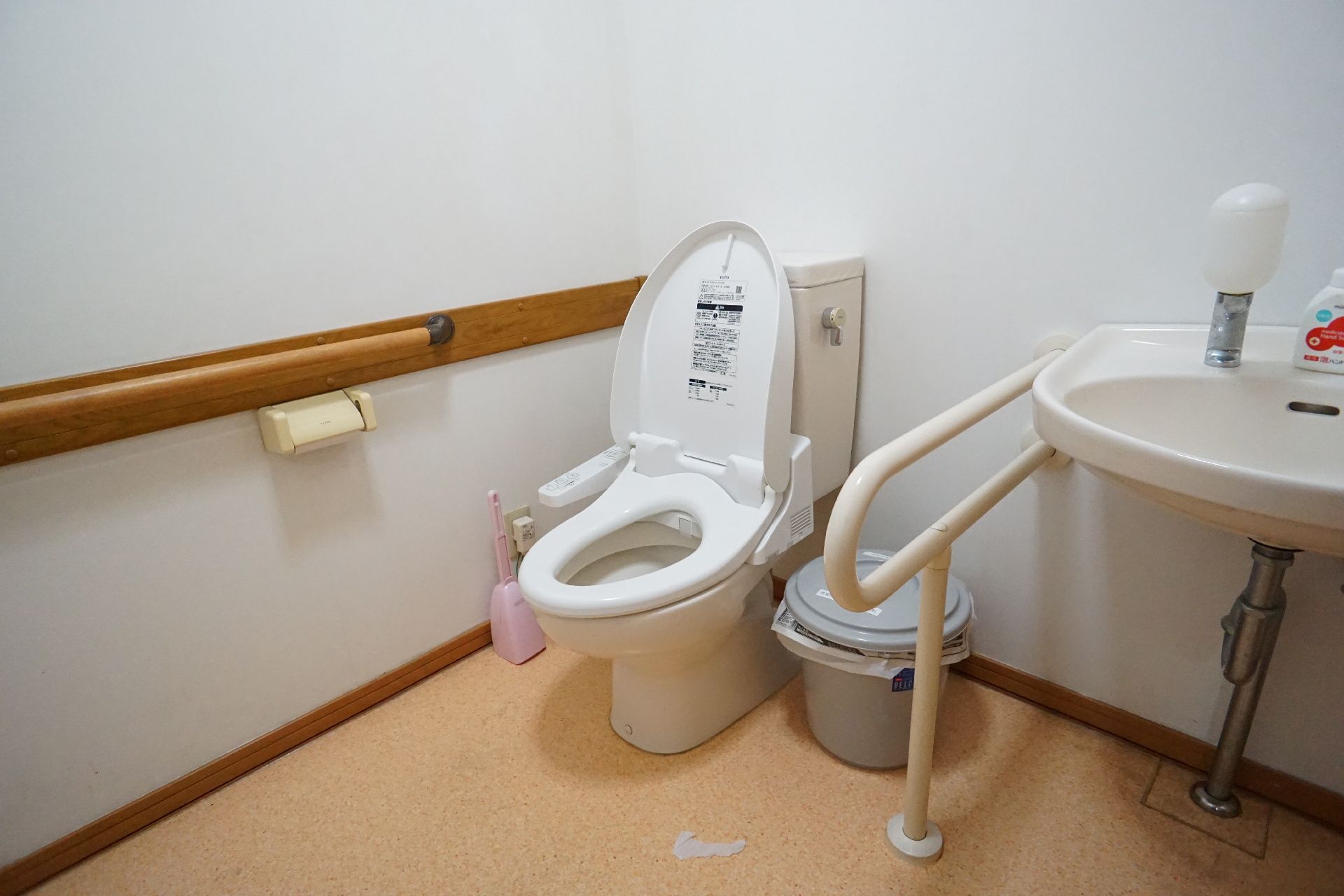 手すりが設置された、バリアフリーのトイレ