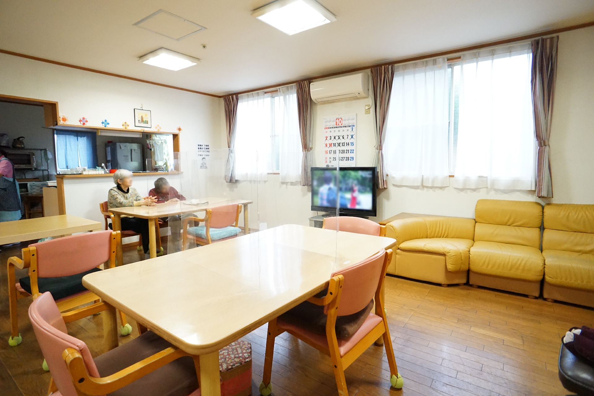 テーブルに椅子が置かれた共有スペース