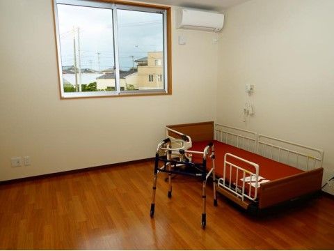 個室は広々としたワンフロアとなっており、車椅子をご利用の方も動きやすい。エアコンが設置してあり、温度調節も可能である。