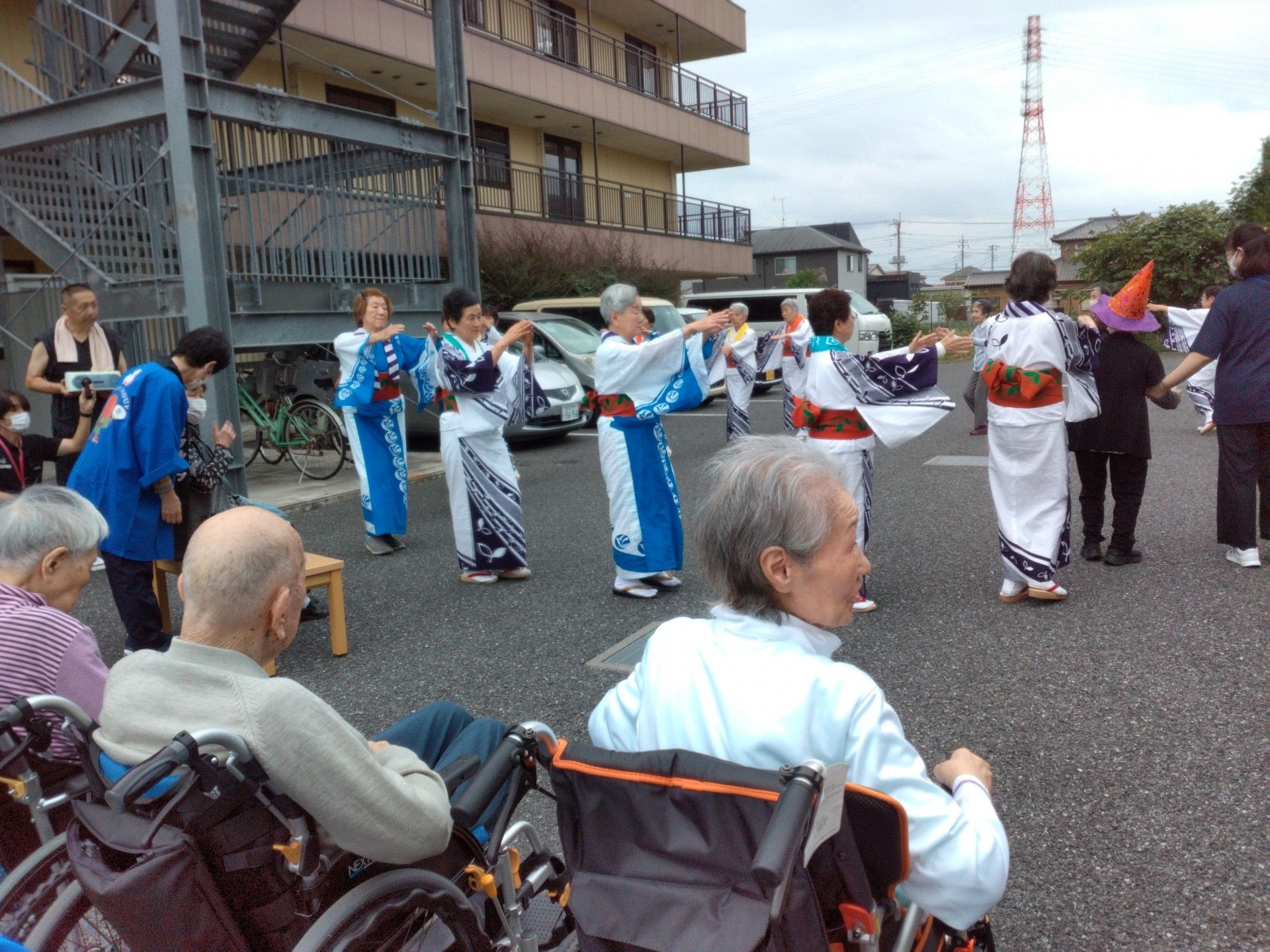和装で踊るイベントの様子
