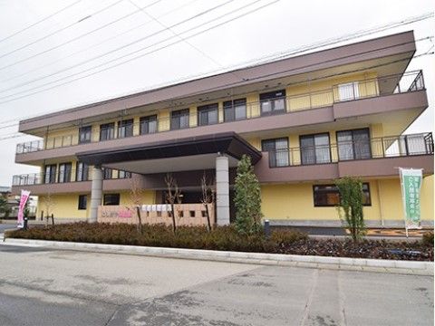 こしがや翔裕館の外観。玄関前まで車の入り込みが可能で、バリアフリー仕様になっている。