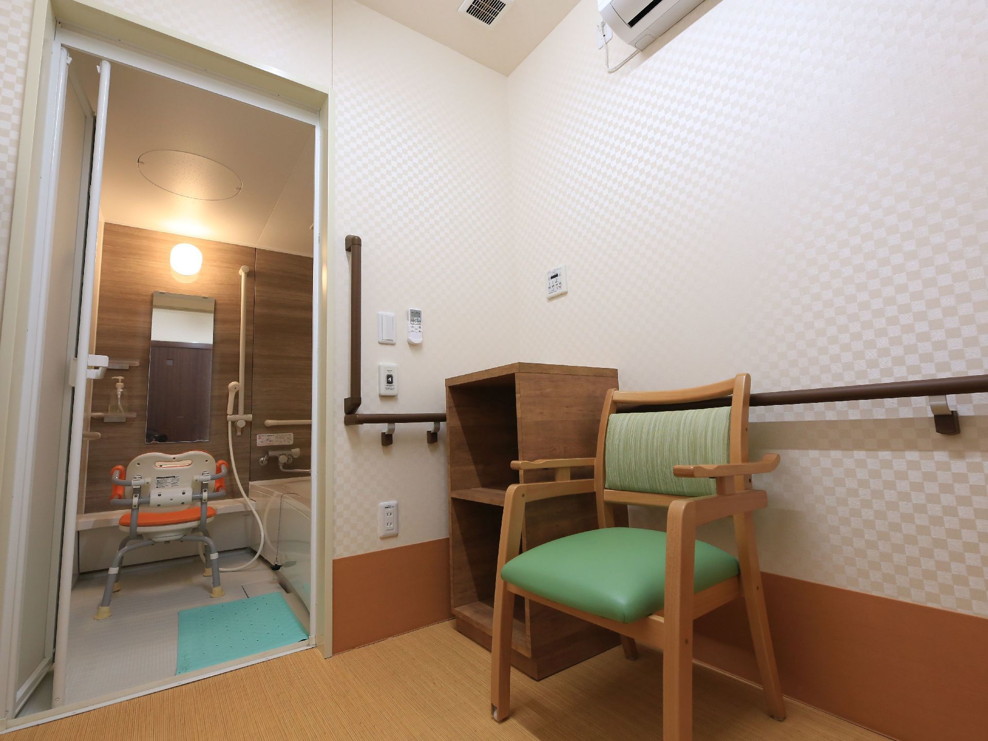 バスルームは個室タイプとなっており、その手前には更衣室が設けられている。どちらの部屋の壁にも手すりがある。