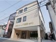 一階の奥まったところに入口がある。上には屋根が付いているため、雨の日も濡れずに出入りできる。植木鉢を多数並べて、ラインを作っている。