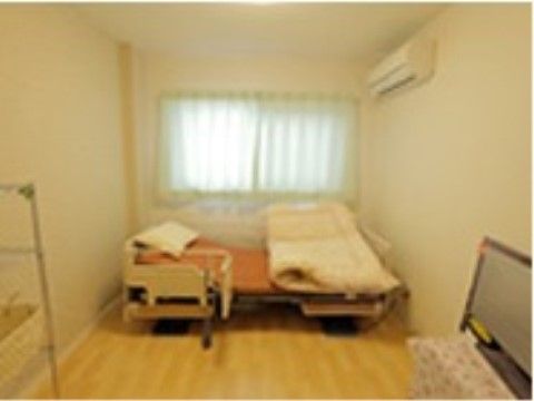 部屋にはテレビ、エアコンといった家電が設置してある。余暇はテレビを見て過ごし、暑さ対策としてエアコンが利用できる環境である。