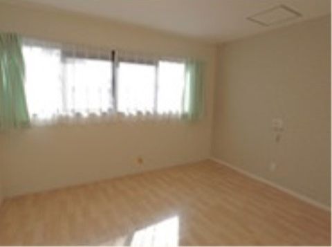 ４枚の窓は、横に広く部屋に明るさをもたらしている。レースとグリーンのカーテンを付けており、日中の目隠しにも使える。