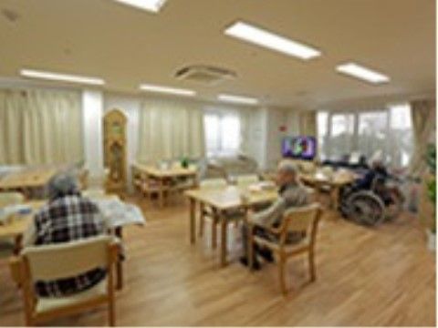 入居者様が集うリビングには複数の窓があるので、風が通りやすく、明かりを取り入れやすい。テレビ鑑賞や読書などをして過ごしている。