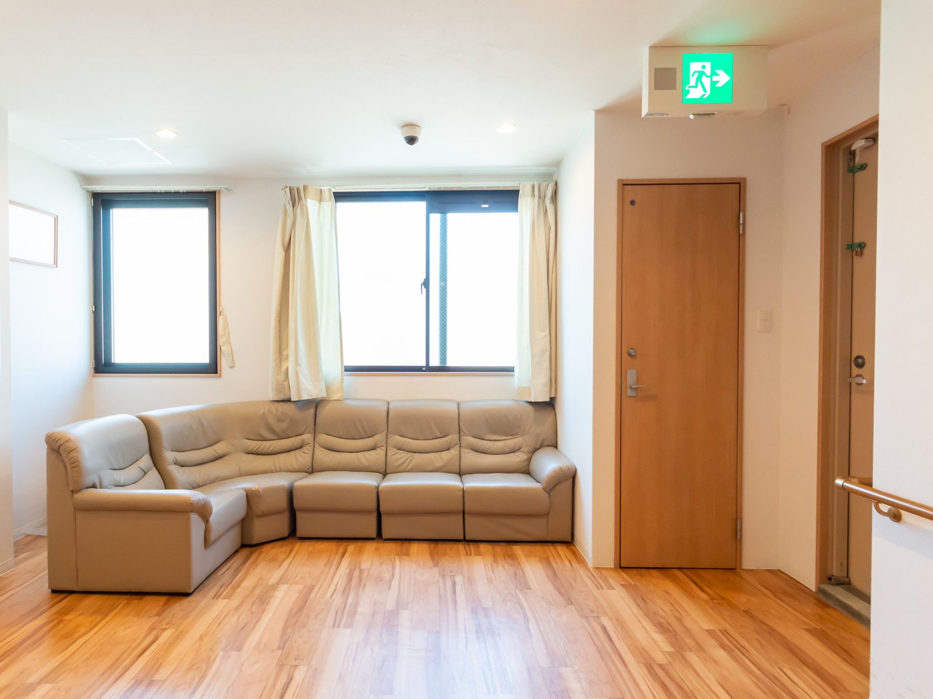 明るい窓際のソファ