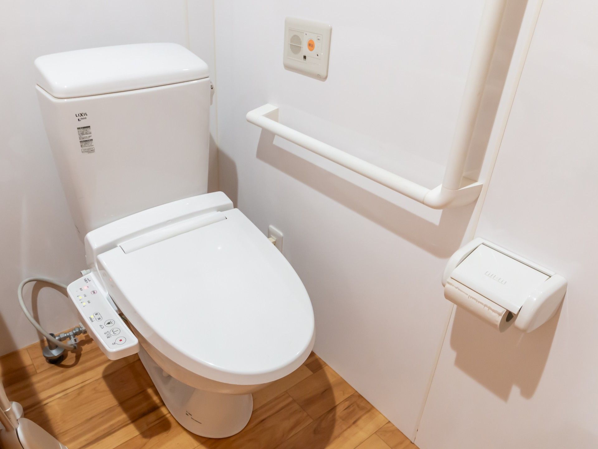 手すり付きの清潔なトイレ