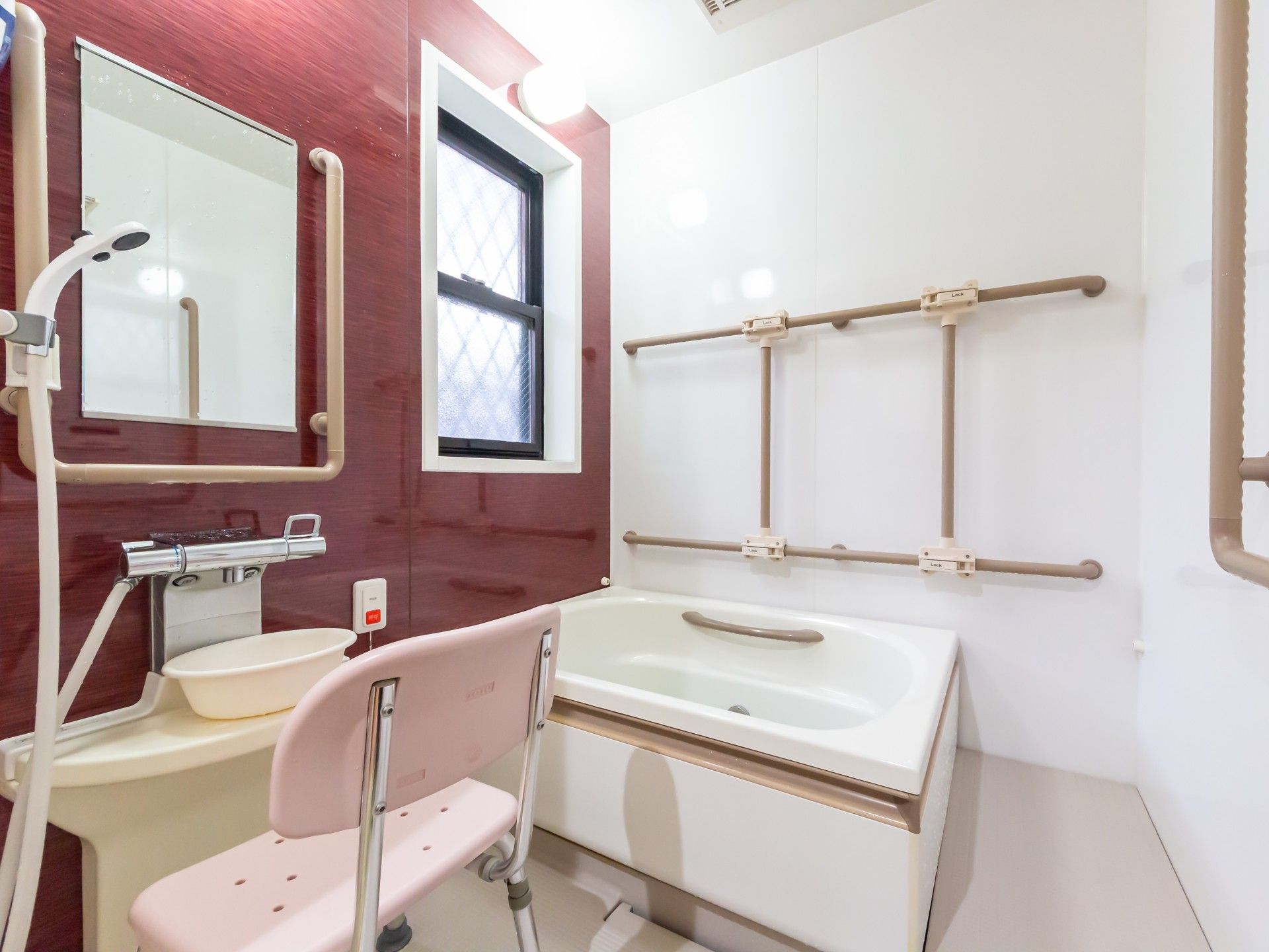 手すり付きの浴室