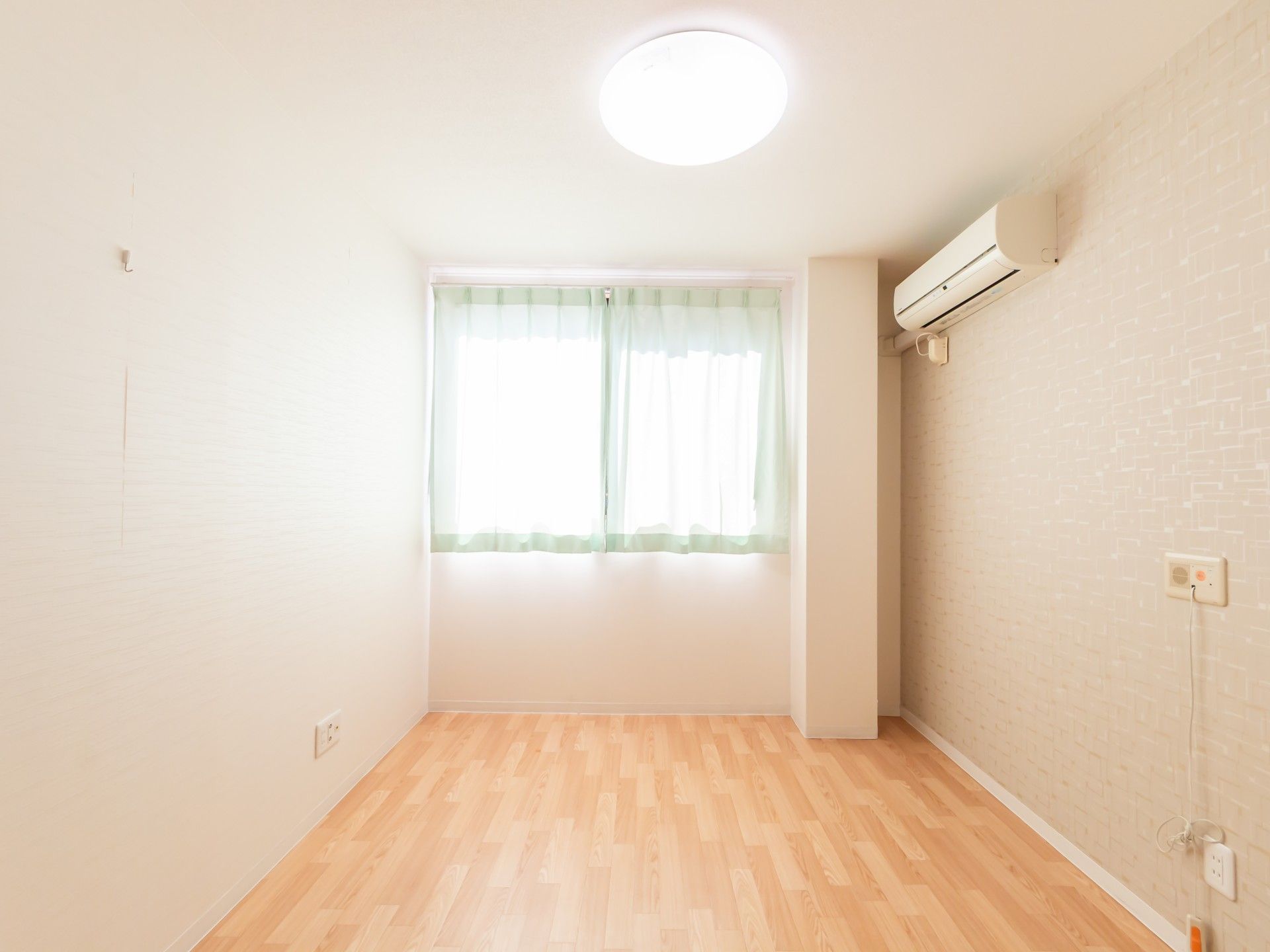 明るい個室の窓辺