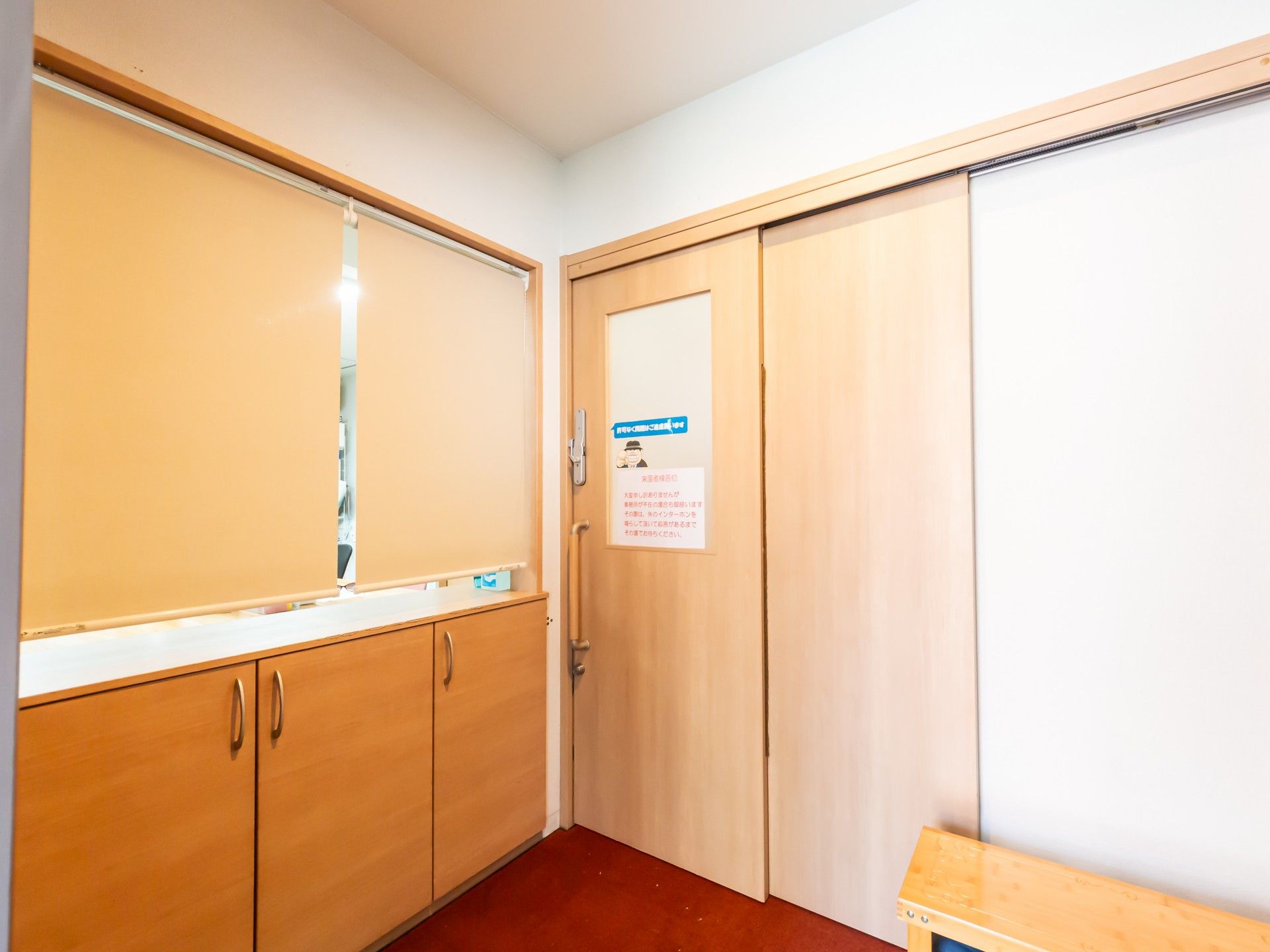 木製の扉と収納棚のある空間