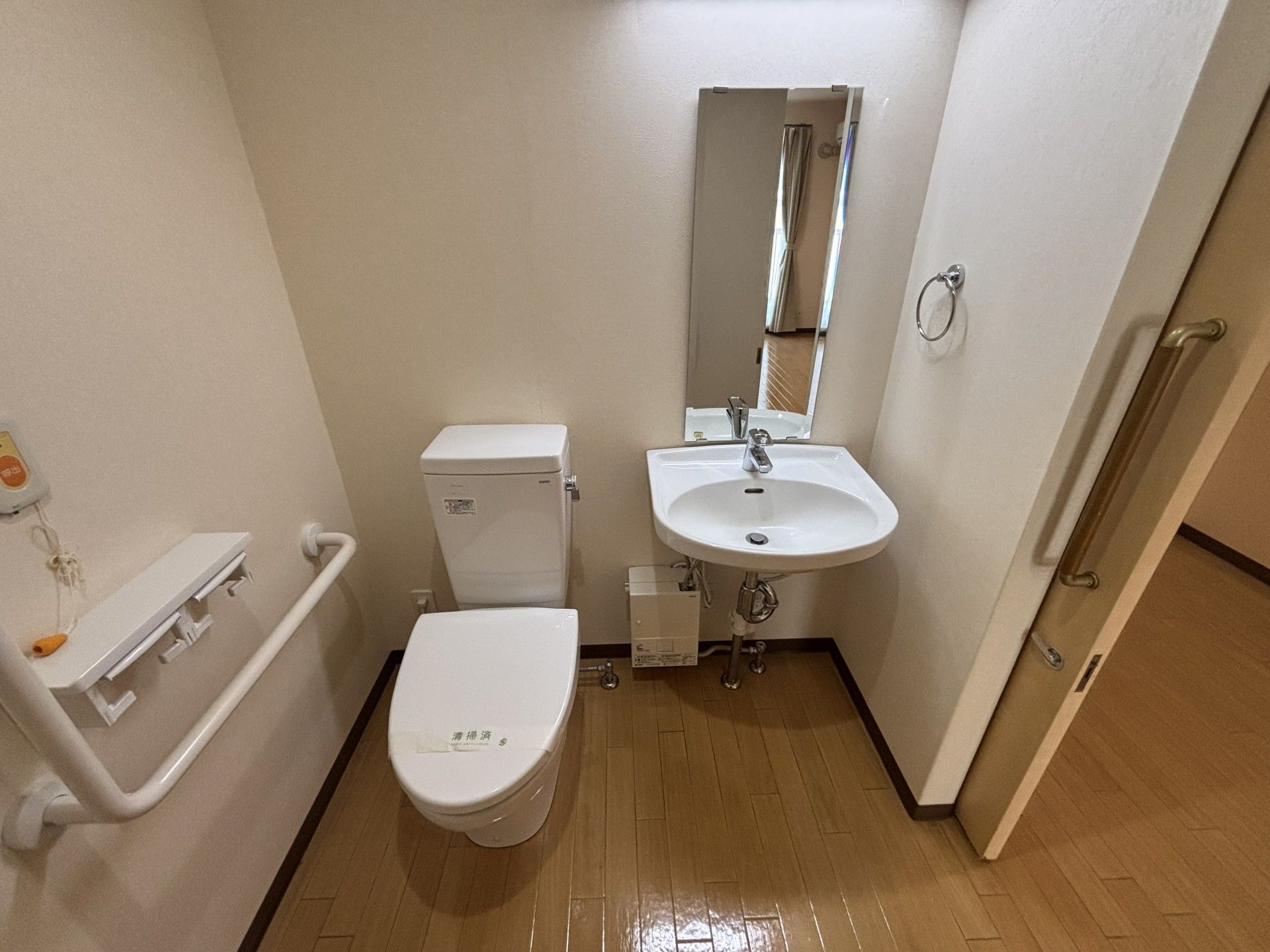 手すり付きのトイレ