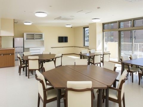 「ハピネス花」ダイニングルーム 栄養バランス満点のお食事をお召しあがりください。