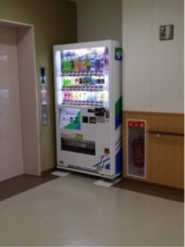 「ハピネス花」施設内自動販売機 運動で汗をかいたときやお風呂あがりなど、スカッとしたい時に冷えた炭酸ジュースはいかがですか。