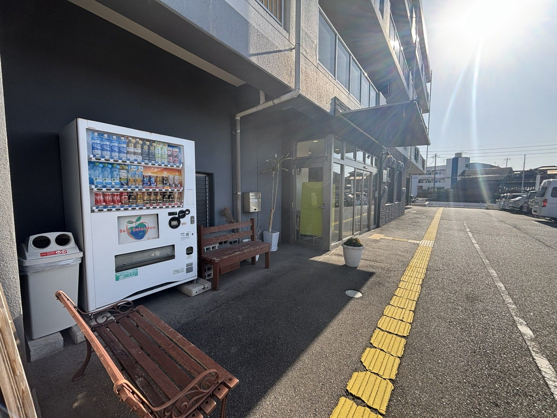 自動販売機とベンチのある入口