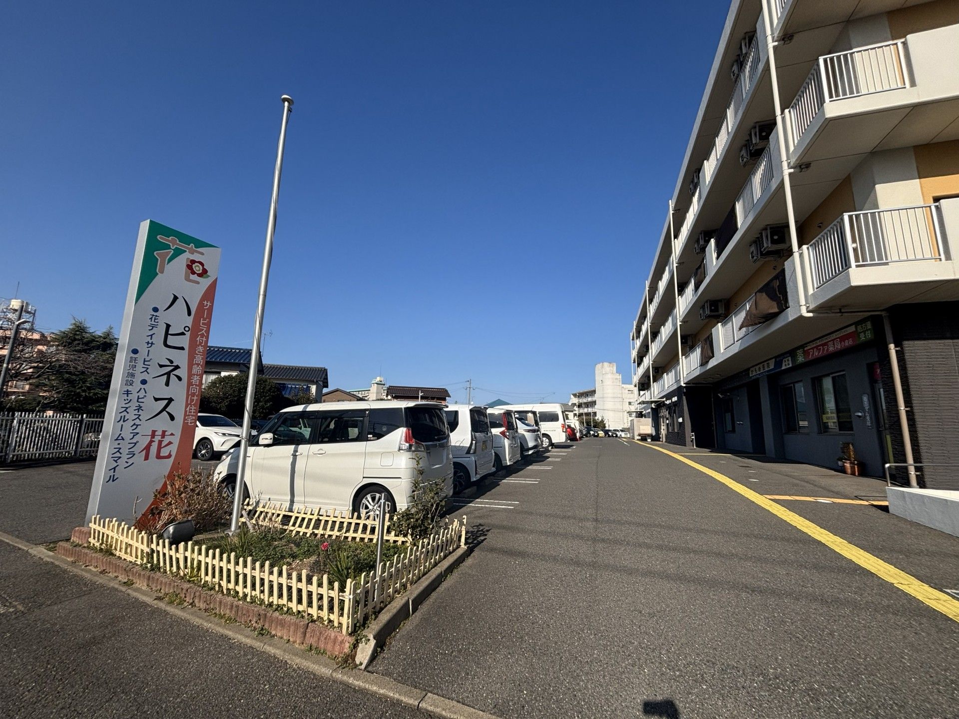 駐車場と建物の外観
