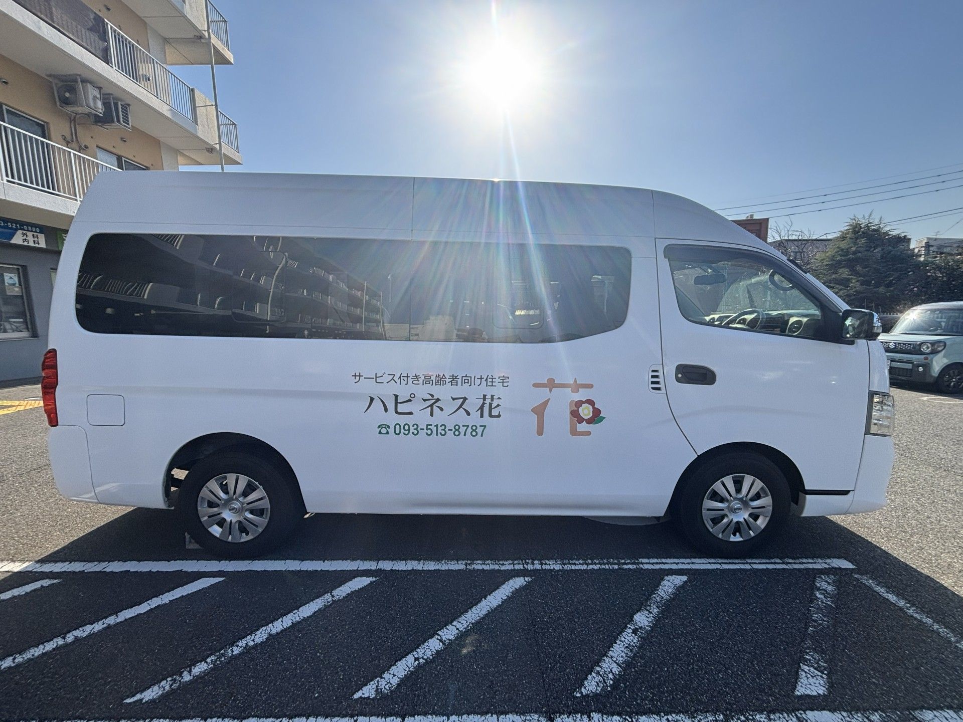 送迎用の白い車両