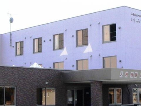 建物の左側の外壁にはデジタル放送用のアンテナがあり、入居者様はいつでも画質の良いテレビを視聴することができる。
