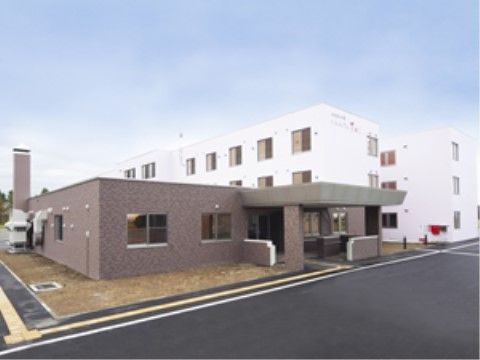 施設の前の駐車場は綺麗にアスファルトが舗装されており、入居者様が散歩を行う際にはスムーズに通過することができる。