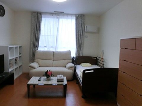 居室の手前には引出しがついた収納ダンスが設置されており、入居者様の洋服やタオルなどの日用品を収納することができる。