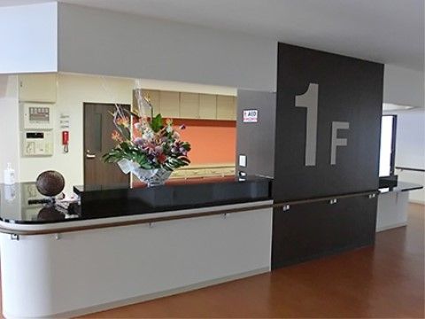 明るい空間のスタッフステーションには各居室の内線が集約されており、入居者様とスタッフが通話することができる。